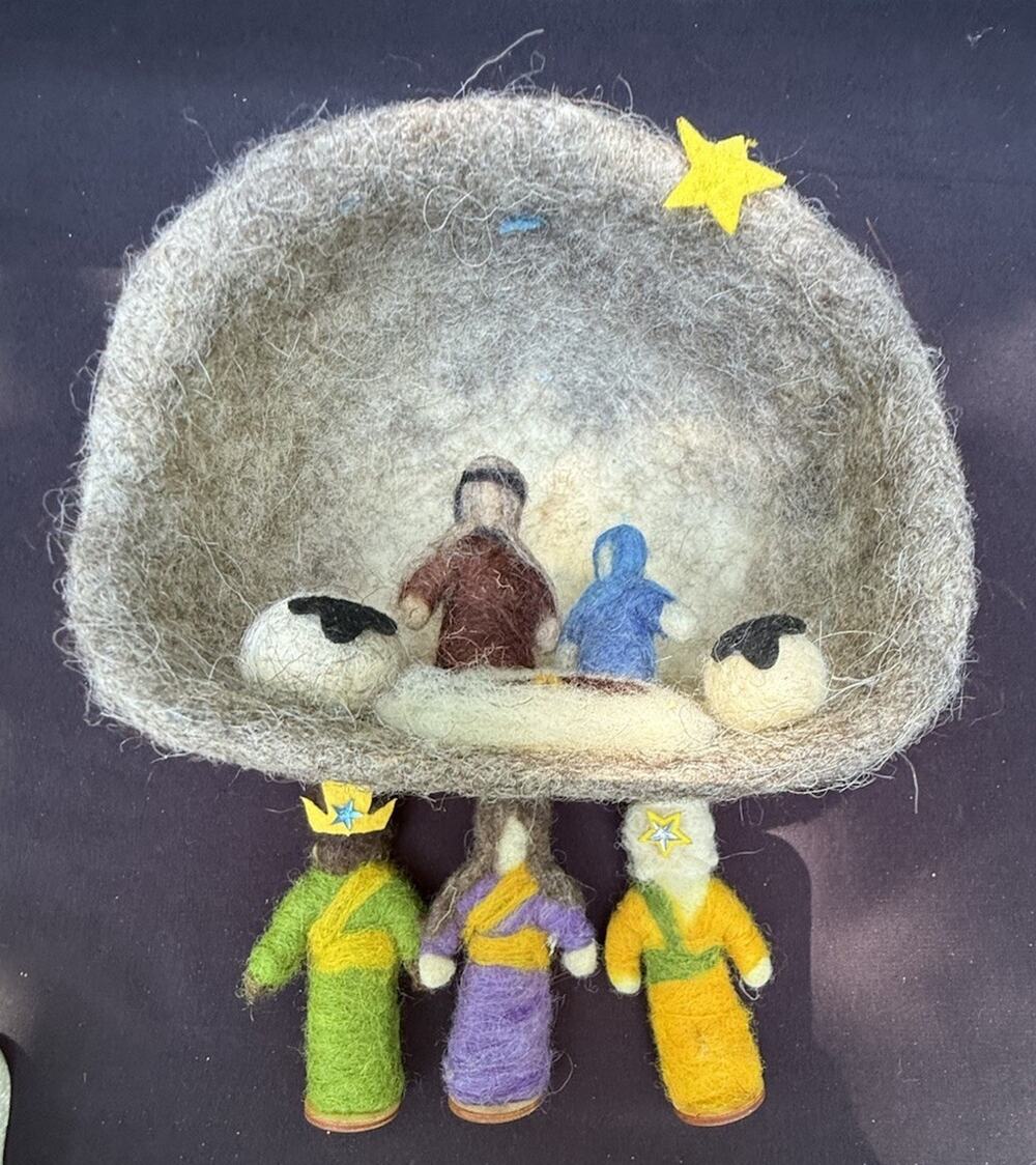 100% Lambs Wool Felt Christmas Nativity & Wise Men In Cave Excellent Condition
